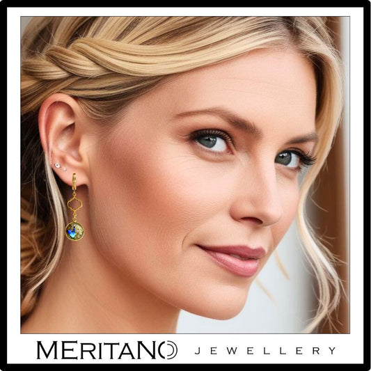 złote wiszące kolczyki z labradorytem na uchu