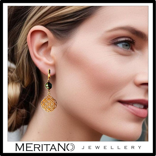 kolczyki wiszące z labradorytem na uchu modelki