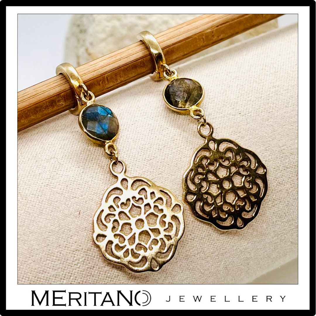 złote wiszące kolczyki z labradorytem, widok z przodu