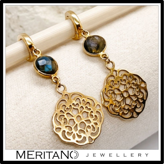 złote wiszące kolczyki z labradorytem, widok z przodu