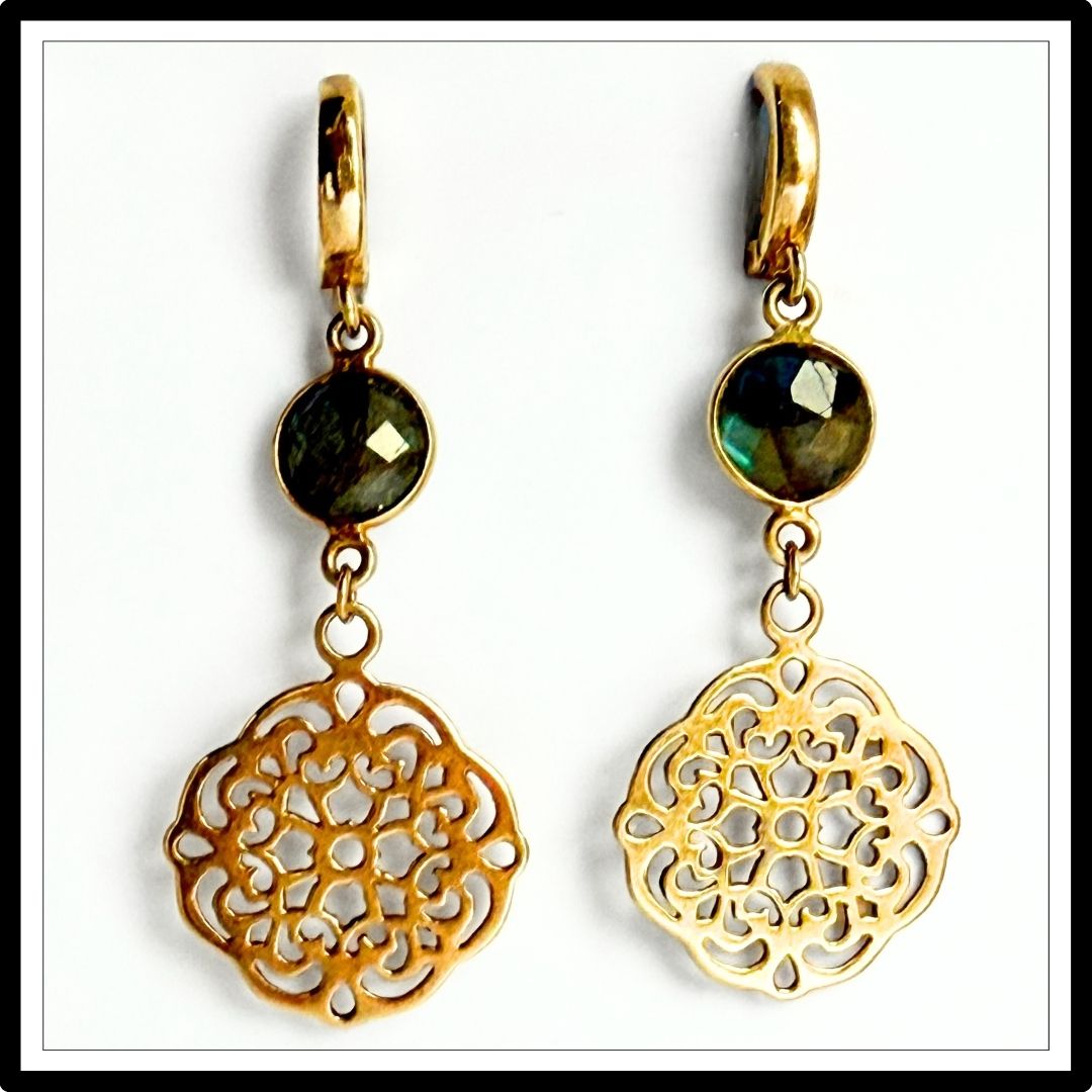 Kolczyki z labradorytem i złotą, ażurową rozetą, wiszące - widok z przodu Biżuteria Meritano Jewellery.