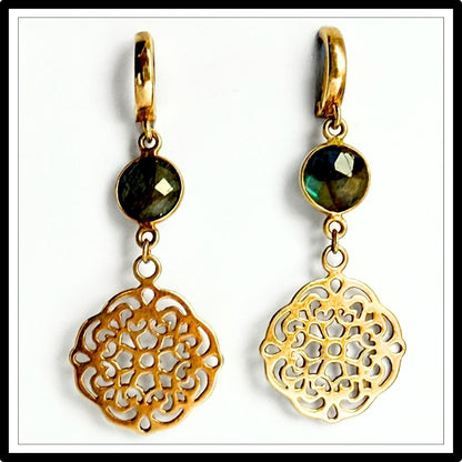 Kolczyki z labradorytem i złotą, ażurową rozetą, wiszące - widok z przodu Biżuteria Meritano Jewellery.
