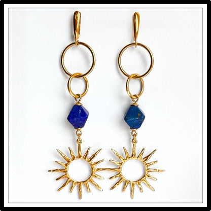 Kolczyki lapis lazuli i złote słońce. Długie wiszące, zapięcie angielskie - widok z przodu