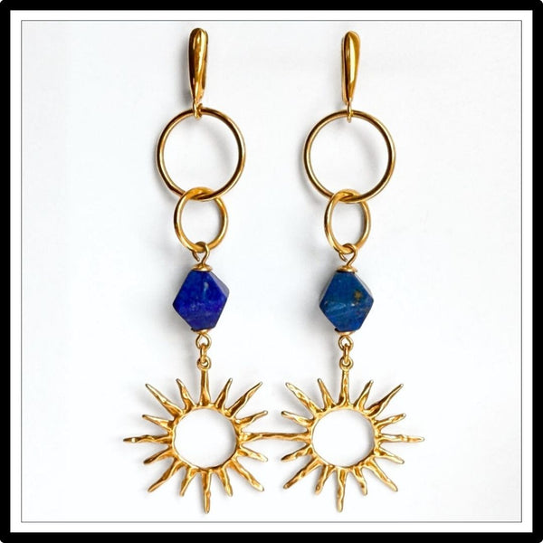 Kolczyki lapis lazuli i złote słońce. Długie wiszące, zapięcie angielskie - widok z przodu