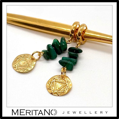 złote wiszące kolczyki z malachitem i czakry. srebro pozłacane