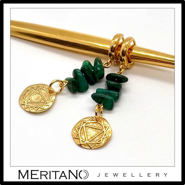 złote wiszące kolczyki z malachitem i czakry. srebro pozłacane