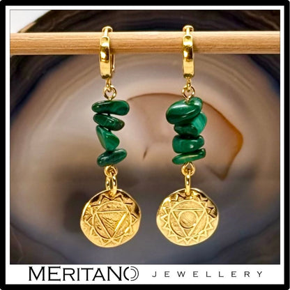 Kolczyki z zielonym kamieniem malachit i czakry. srebro pozłacane