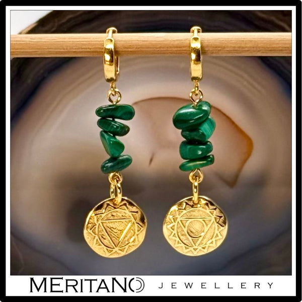 Kolczyki z zielonym kamieniem malachit i czakry. srebro pozłacane