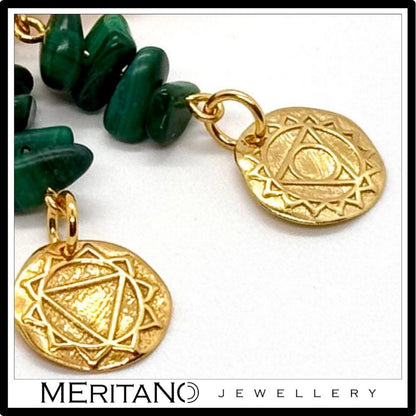 złote wiszące kolczyki z malachitem i czakrami. srebro pozłacane