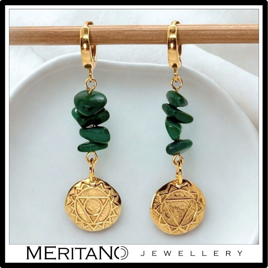 Złote kolczyki z malachitem. Czakra splotu słonecznego i czakra gardła. Widok z przodu.