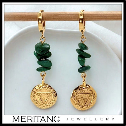 Złote kolczyki z malachitem. Czakra splotu słonecznego i czakra gardła. Widok z przodu.