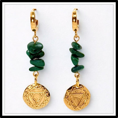Kolczyki z malachitem i złote czakry. Wiszące - widok z przodu.