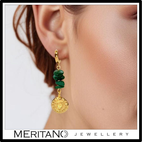 złote wiszące kolczyki z malachitem i czakrami. srebro pozłacane