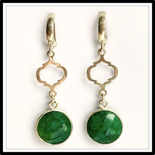 Kolczyki z nefrytem i srebrem, wiszące, zielony kamień - widok z przodu