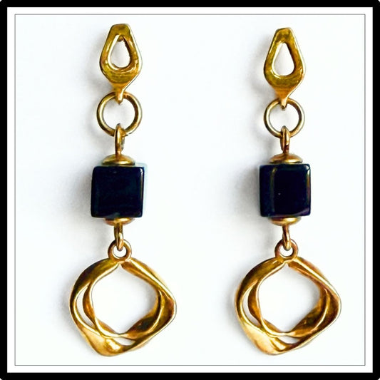 Kolczyki z onyksem czarno-złote, wiszące Meritano Jewellery - widok z przodu