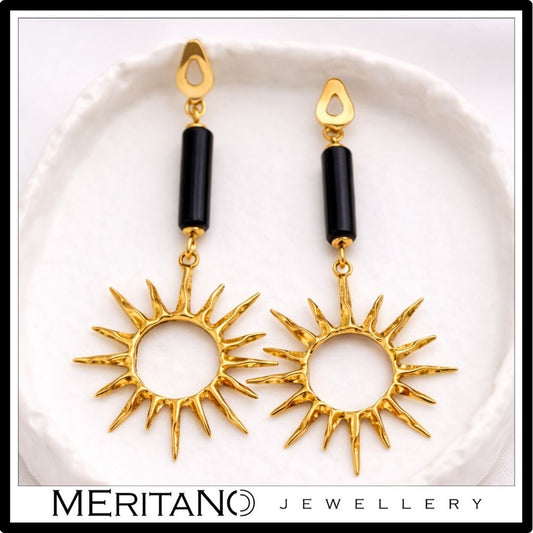 Wiszące kolczyki z czarnym onyksem i złotym słońem - widok z przodu