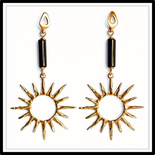 Kolczyki z onyksem i złotym słońcem, wiszące - widok z przodu.