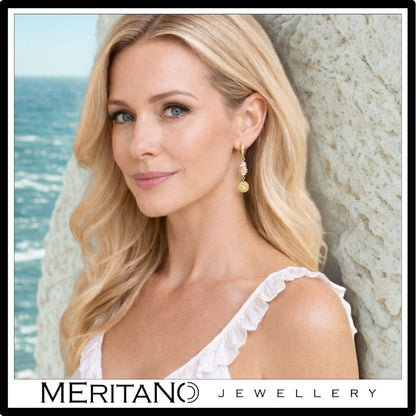 Wiszące kolczyki z opalem i czakrami na uchu modelki