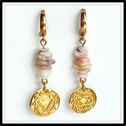 Kolczyki z palem naturalnym i złotymi czakrami, wiszące - widok z przodu