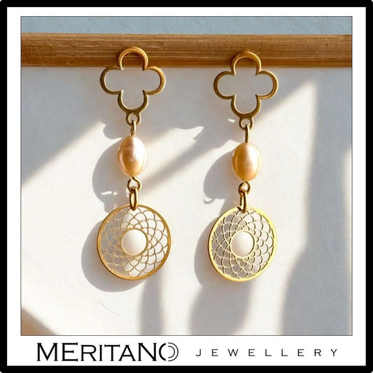 Wiszące kolczyki z perłami naturalnymi - widok z przodu Wiszące kolczyki z perłami naturalnymi - widok z przodu