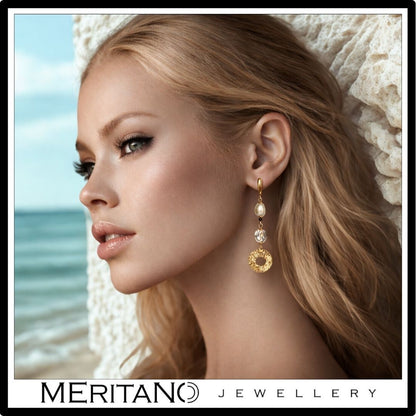 Kolczyki z perłami naturalnymi i kryształem górskim - długie, wiszące , zapięcie angielskie- widok na uchu w letniej stylizacji