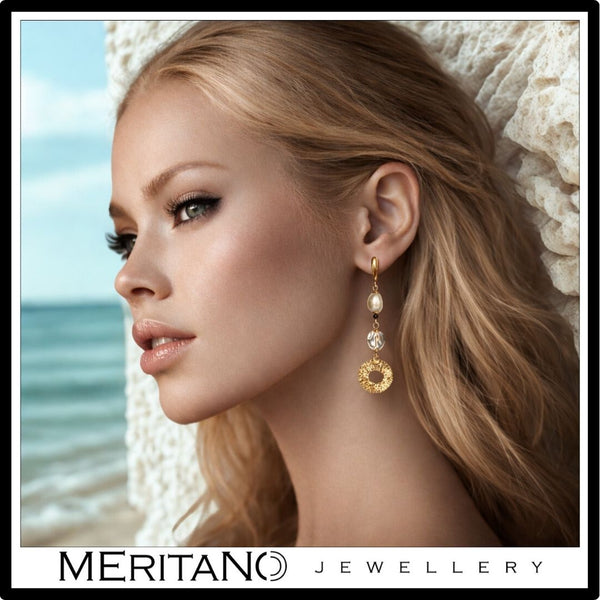 Kolczyki z perłami naturalnymi i kryształem górskim - długie, wiszące , zapięcie angielskie- widok na uchu w letniej stylizacji