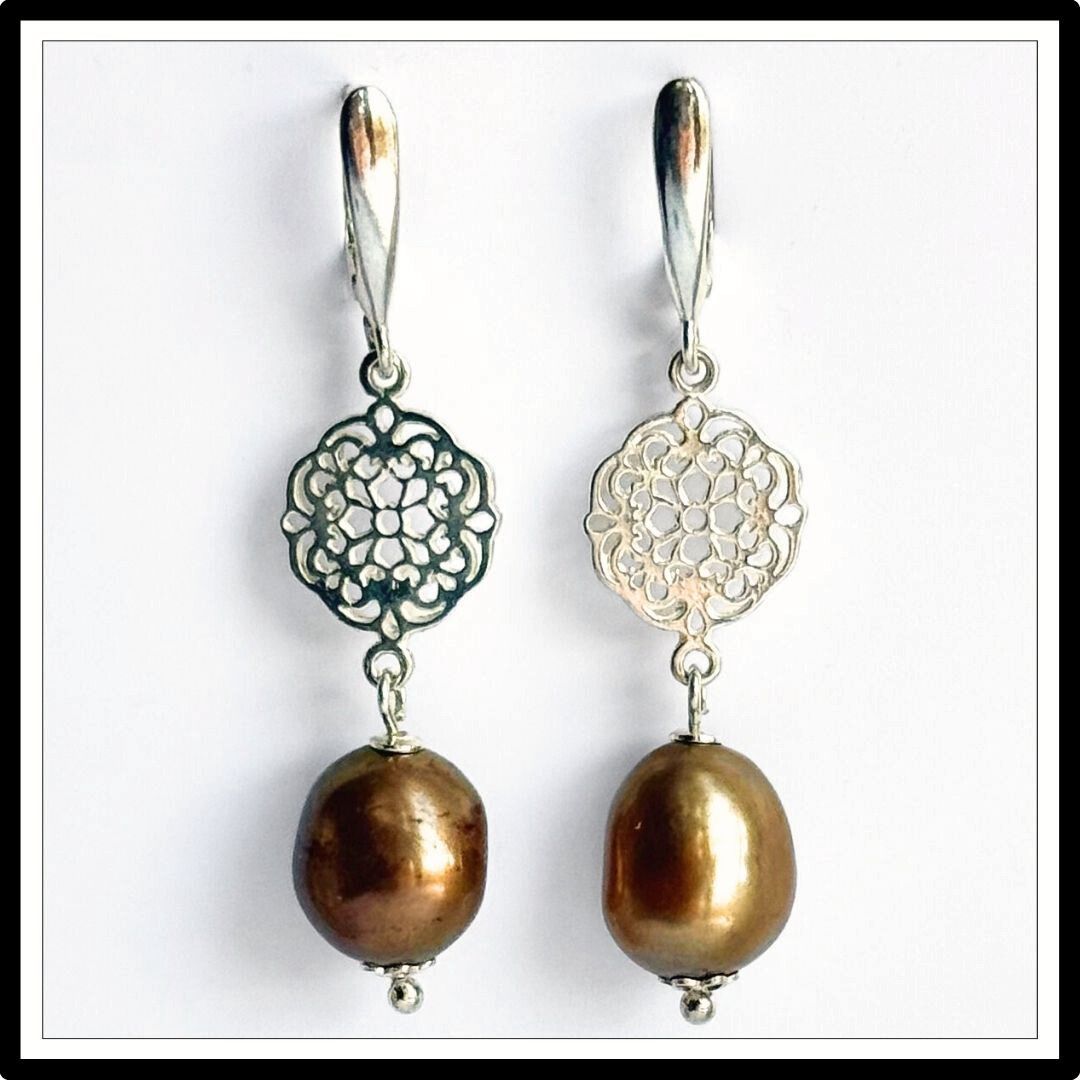 Kolczyki z perłami naturalnymi i srebrem, zapięcie anielskie- widok z góry