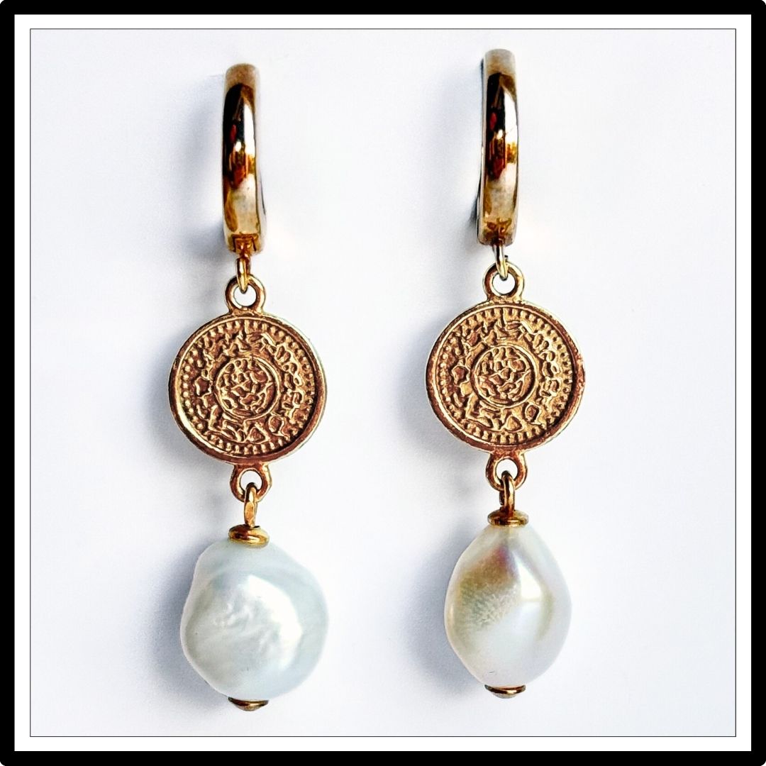 Kolczyki z perłami naturalnymi barokowymi i złotą monetą - widok z przodu