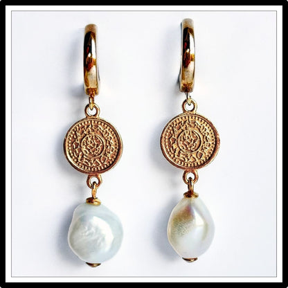 Kolczyki z perłami naturalnymi barokowymi i złotą monetą - widok z przodu