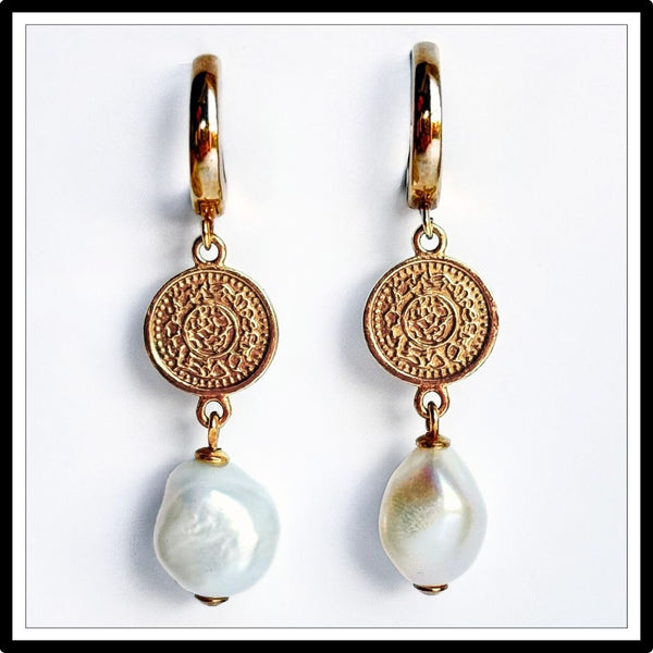 Kolczyki z perłami naturalnymi barokowymi i złotą monetą - widok z przodu