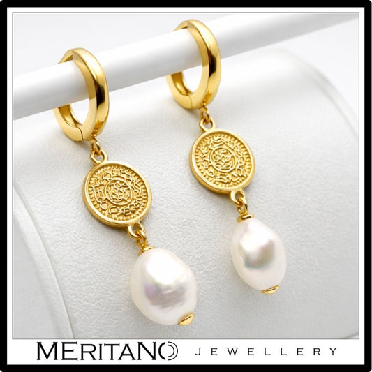 Wiszące kolczyki z perłą barokową i monetą, zapięcie na biglu, złote wykończenie