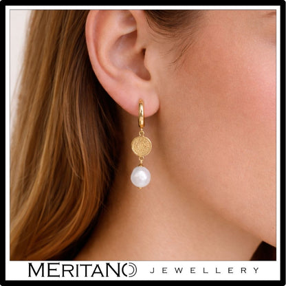 Wiszące kolczyki perły, zapięcie angielskie. Widok na uchu.