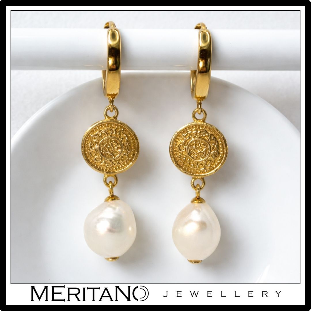 Złote kolczyki z perłami i monetą. Wiszące kolczyki z angielskim zapięciem. Widok z przodu.
