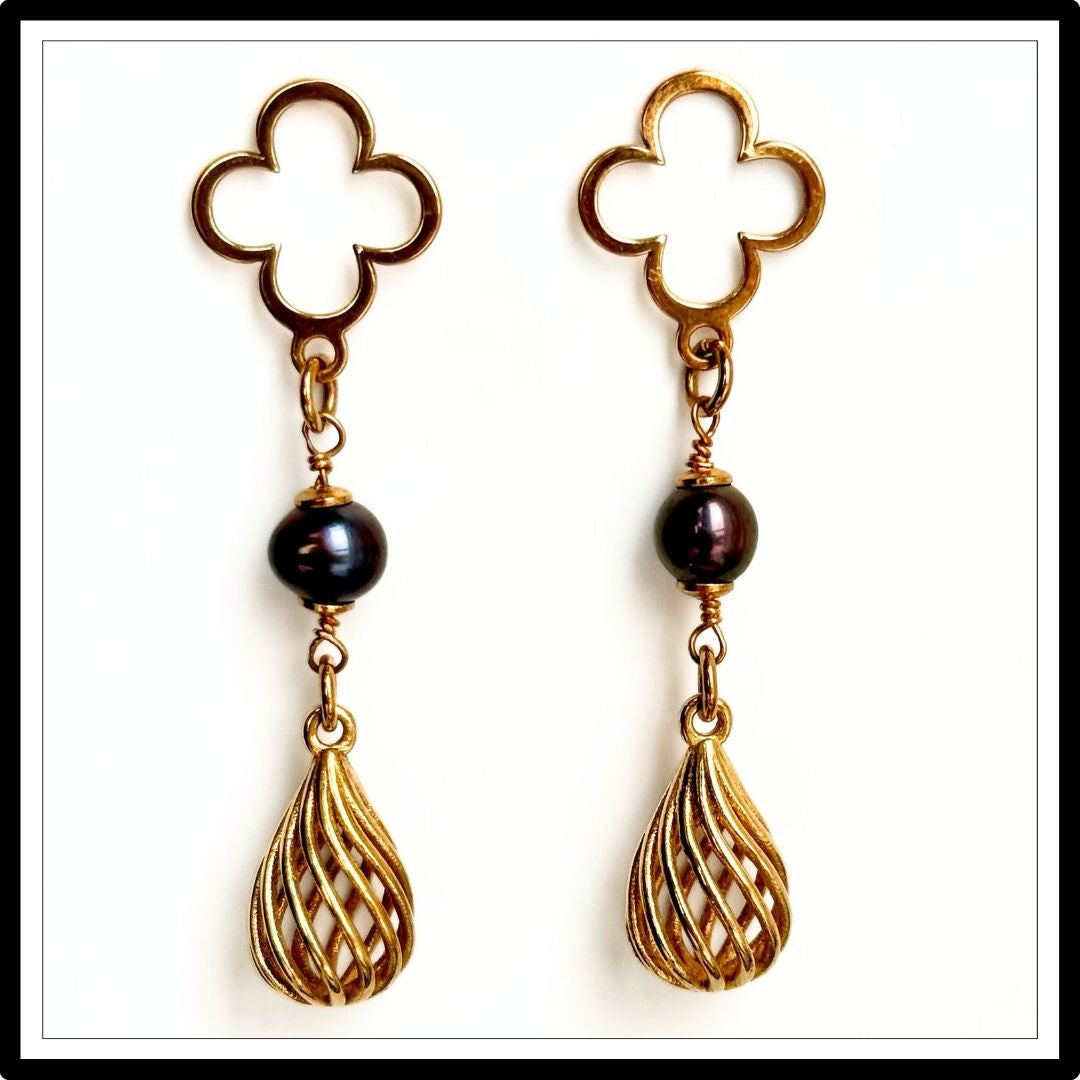 Kolczyki perły naturalne, wiszące, długie ze złotą oprawą, sztyft. Widok z przodu