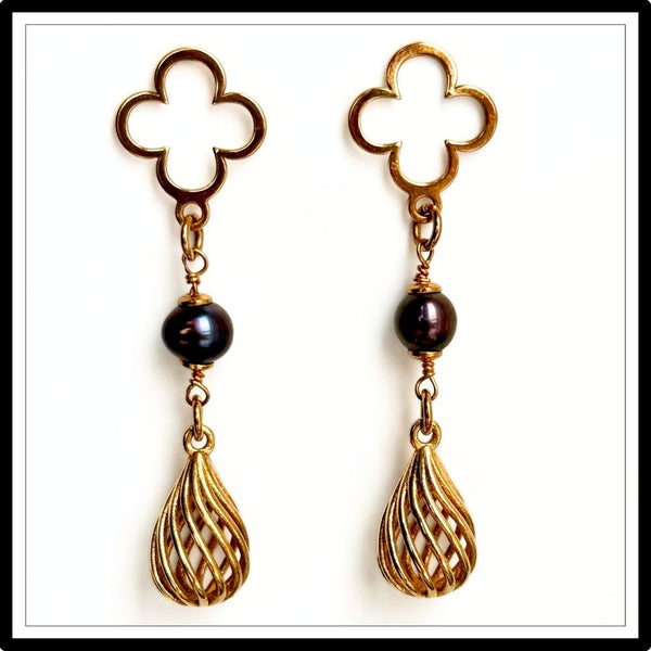 Kolczyki perły naturalne, wiszące, długie ze złotą oprawą, sztyft. Widok z przodu