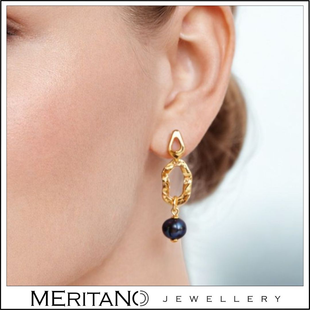 Wiszące kolczyki z czarną perła na uchu, zapięcie sztyft