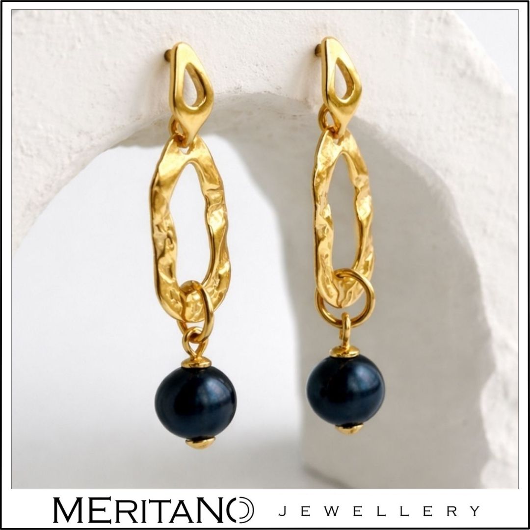 Złote kolczyki z czarną perłą - widok z boku