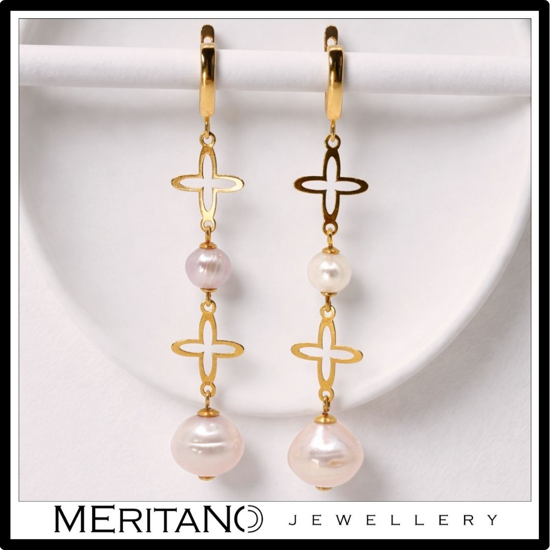 Długie kolczyki z dużymi perłami. Widok z przodu.