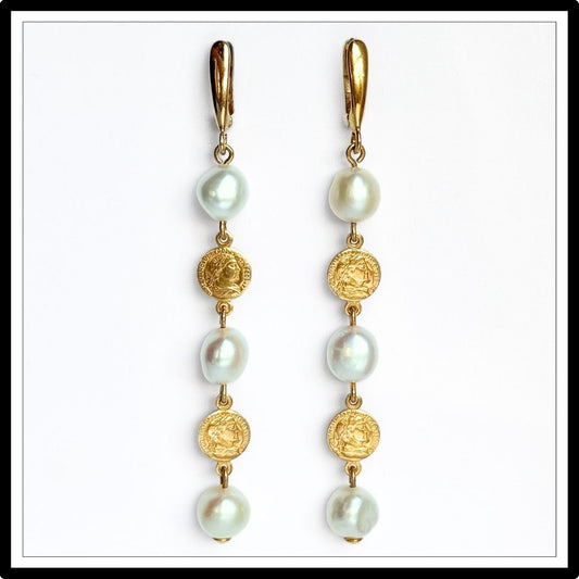 Kolczyki z perłami naturalnymi i złotym monetami, długie, wiszące z zapięciem angielskim - widok z przodu