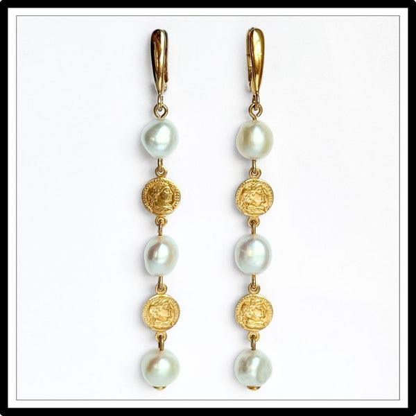 Kolczyki z perłami naturalnymi i złotym monetami, długie, wiszące z zapięciem angielskim - widok z przodu