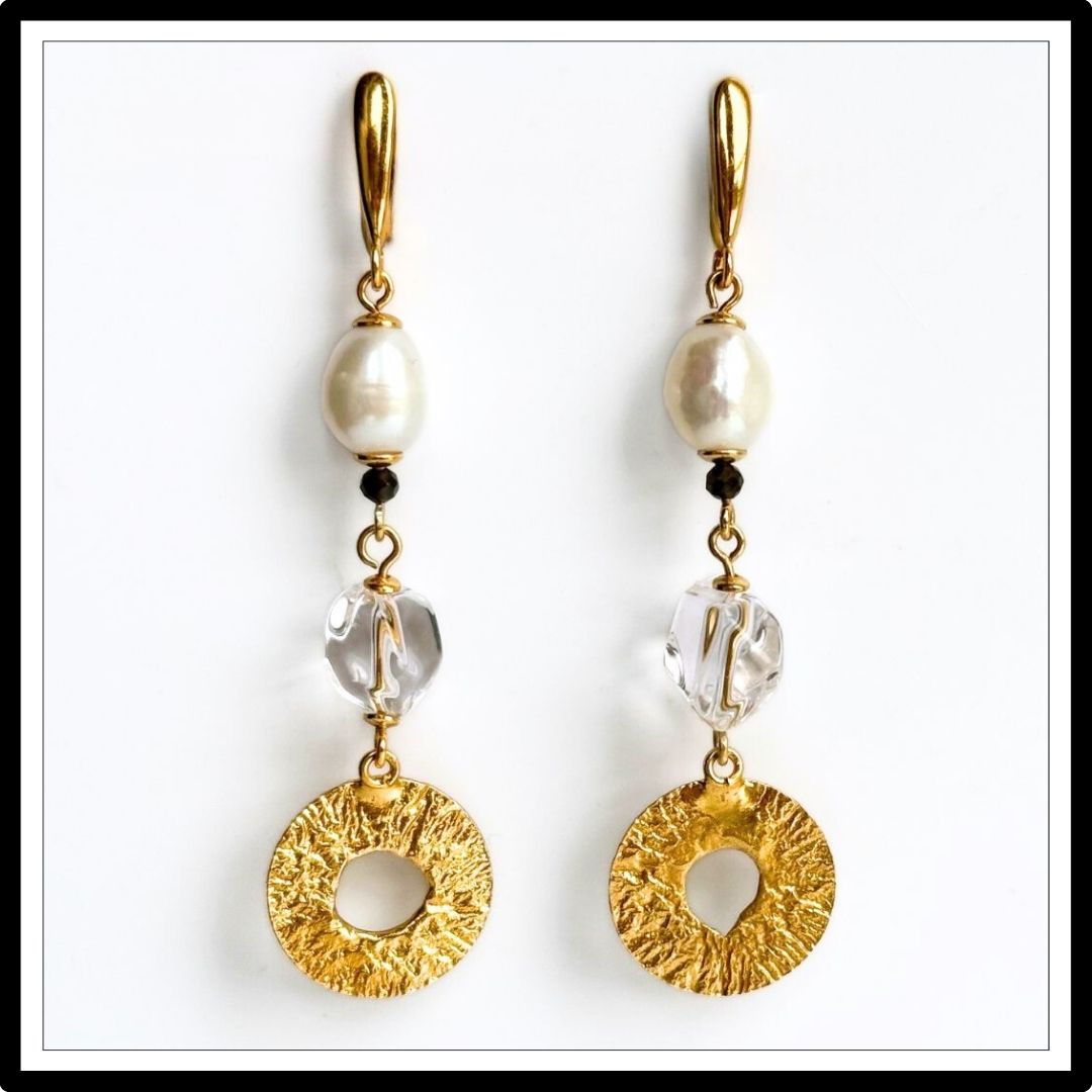 Kolczyki z perłami naturalnymi i kryształem górskim, długie, wiszące, z zapięciem angielskim - Meritano Jewellery. Widok z przodu.