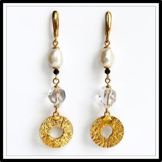 Kolczyki z perłami naturalnymi i kryształem górskim, długie, wiszące, z zapięciem angielskim - Meritano Jewellery. Widok z przodu.