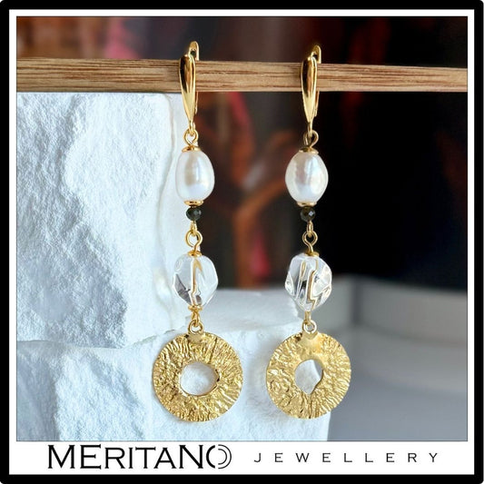Kolczyki z perłami naturalnymi i kryształem górskim, długie, wiszące, z zapięciem angielskim - Meritano Jewellery. Widok przy białym kamieniu Kolczyki z perłami naturalnymi i kryształem górskim, długie, wiszące, z zapięciem angielskim - Meritano Jewellery. Widok przy białym kamieniu