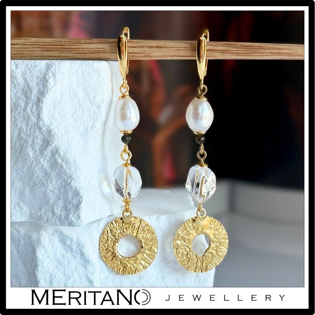 Kolczyki z perłami naturalnymi i kryształem górskim, długie, wiszące, z zapięciem angielskim - Meritano Jewellery. Widok przy białym kamieniu