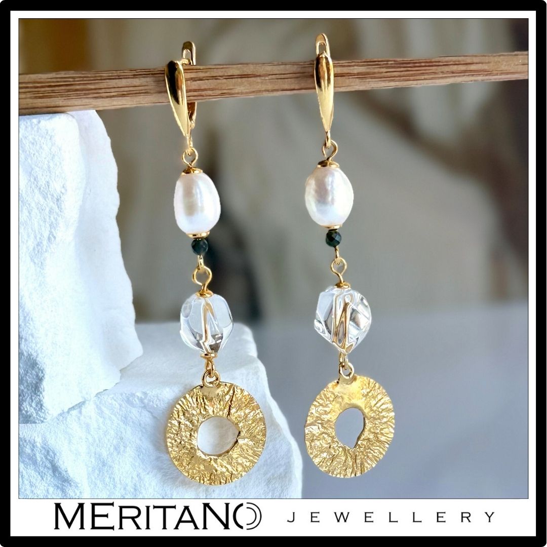Kolczyki z  kryształem górskim i perłami, długie, wiszące, z zapięciem angielskim - Meritano Jewellery. Widok przy białym kamieniu