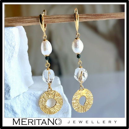 Kolczyki z  kryształem górskim i perłami, długie, wiszące, z zapięciem angielskim - Meritano Jewellery. Widok przy białym kamieniu