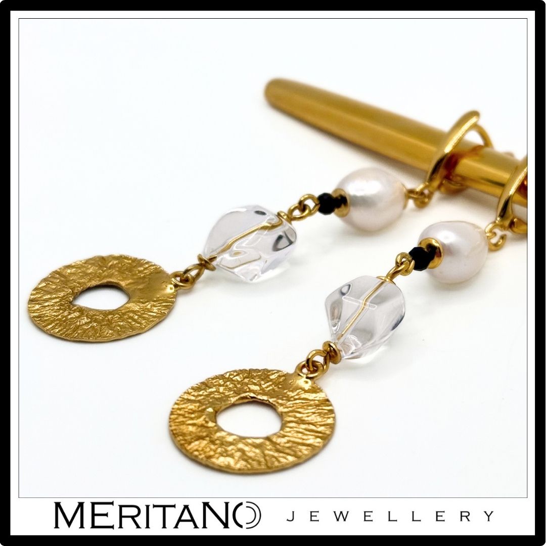 Kolczyki z perłami naturalnymi i kryształem górskim, długie, wiszące, z zapięciem angielskim - Meritano Jewellery. Zbliżenie na detale