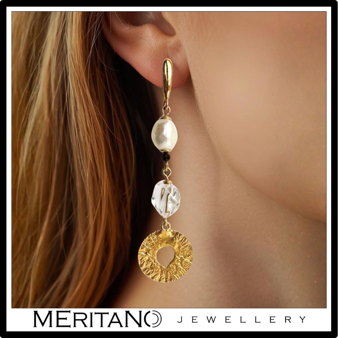 Kolczyki z perłami naturalnymi i kryształem górskim, długie, wiszące, z zapięciem angielskim - Meritano Jewellery. Widok na uchu