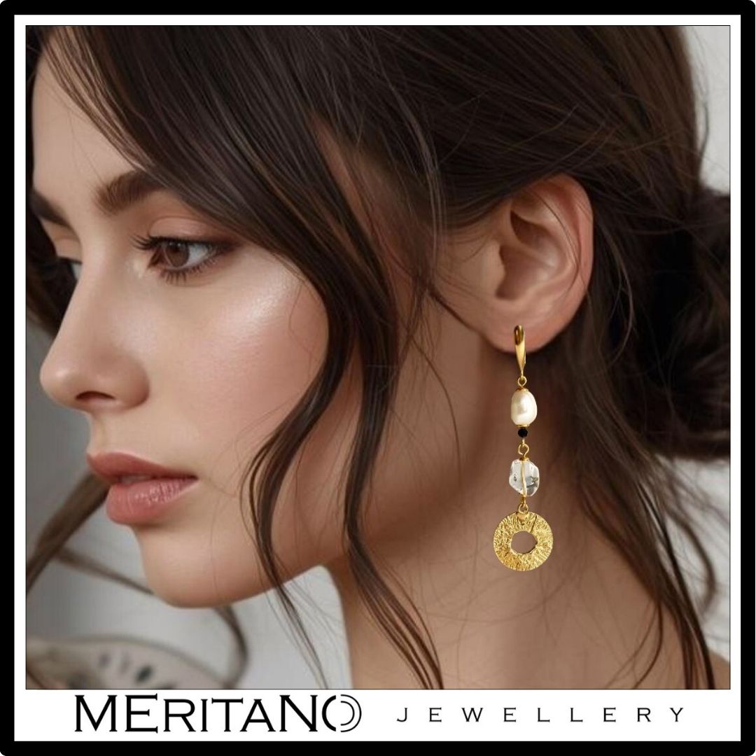 Kolczyki z perłami naturalnymi i kryształem górskim, długie, wiszące, z zapięciem angielskim - Meritano Jewellery. Widok na uchu kobiety