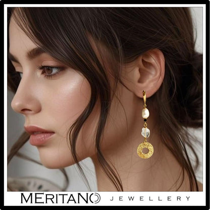 Kolczyki z perłami naturalnymi i kryształem górskim, długie, wiszące, z zapięciem angielskim - Meritano Jewellery. Widok na uchu kobiety